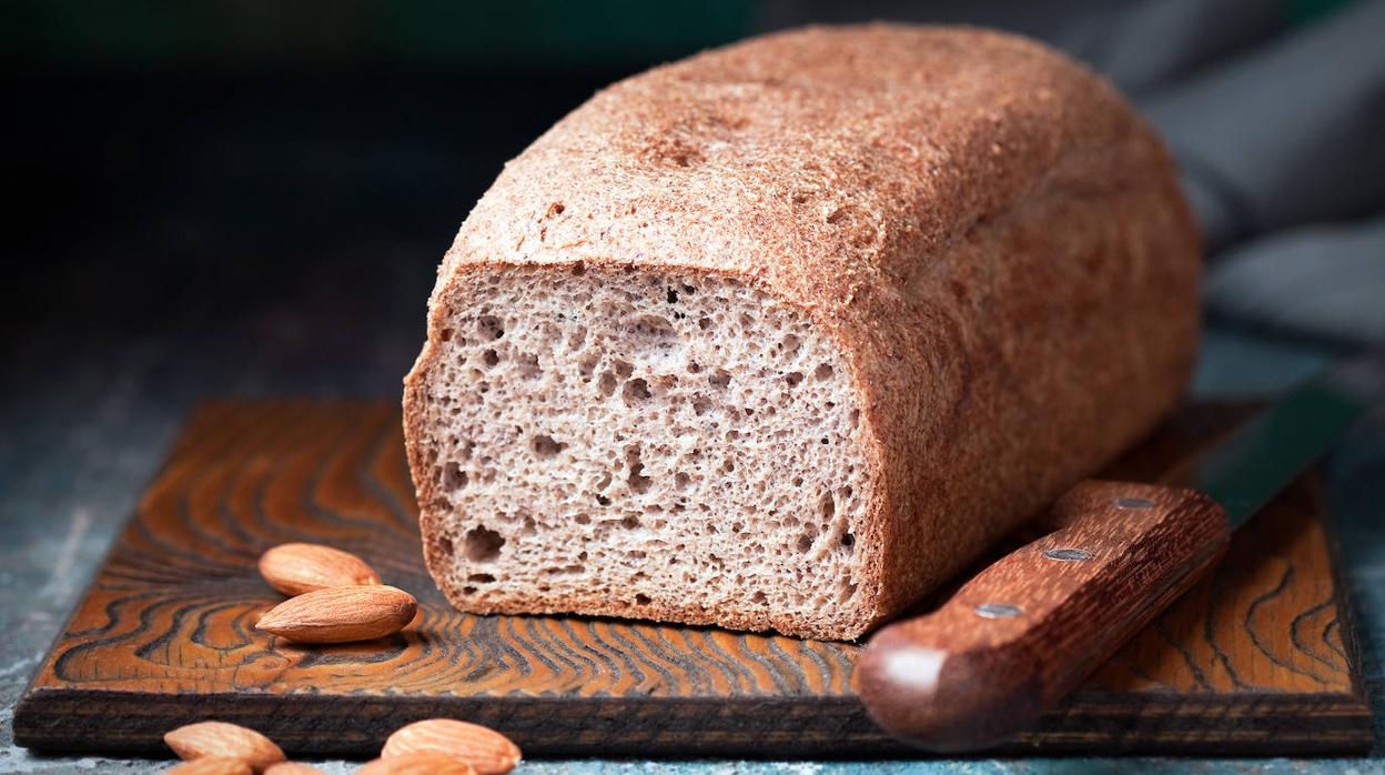 Cómo hacer pan casero con harina de almendra: el alimento de moda en 2023