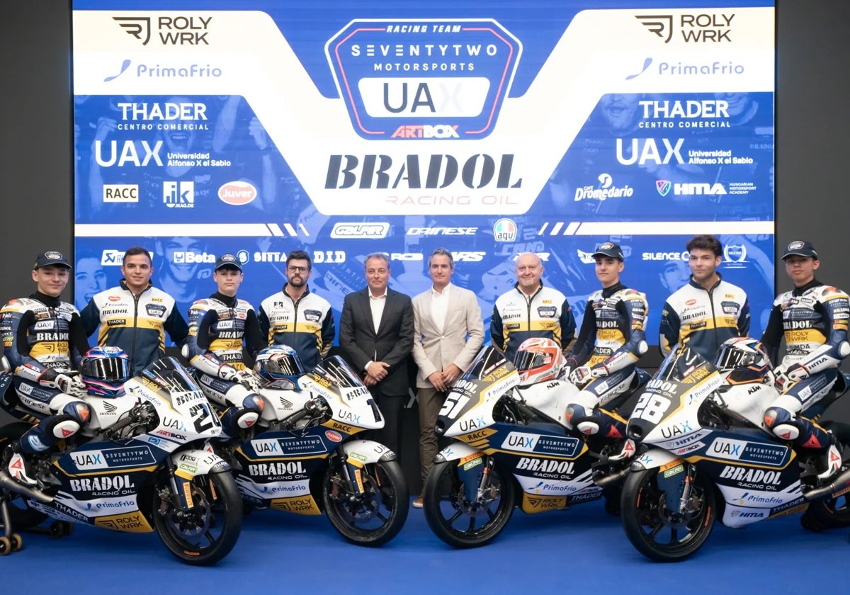 Emilio Alzamora junto a su equipo