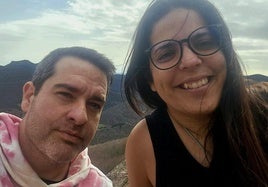 Placas solares, baterías de litio y Starlink: la pareja que dejó su trabajo, se fue a vivir a una camper y ni se enteró del apagón