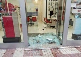 Roban de madrugada en una óptica en Palma del Río rompiendo el cristal del escaparate