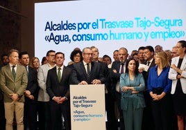 El presidente de la Diputación de Alicante, Toni Pérez, junto a alcaldes en el acto de este jueves en defensa del trasvase Tajo-Segura