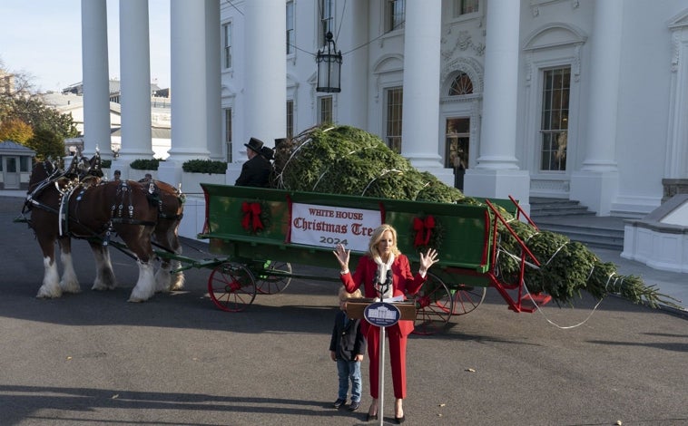 Imagen principal - Jill Biden viste un traje con los colores de Papá Noel; Máxima de Países Bajos luces un traje que combina con accesorios granates y rojos, mientras Pedro Sánchez resbala en la combinación de camisa, traje y color de corbata