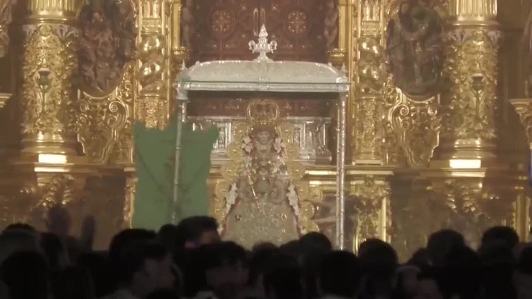 Los almonteños saltan la reja a las 2:42 y comienza la procesión de la Virgen del Rocío