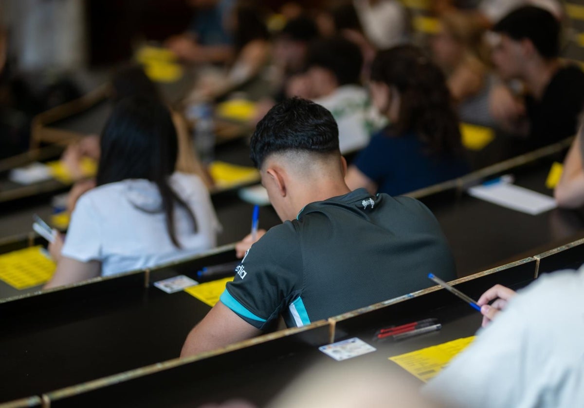 Alumnos realizando hoy, primer día de Selectividad, el examen de Lengua y Literatura Castellana