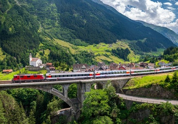 Un viaje en tren panorámico a través de los Alpes Suizos