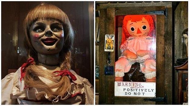 La Annabelle de la película (izda) y la real, en el museo Warren (dcha)